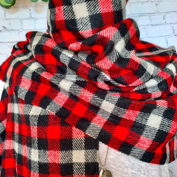 Cozy oversized scarf from the Gap black red and ivory plaid - Picture 2 of 9